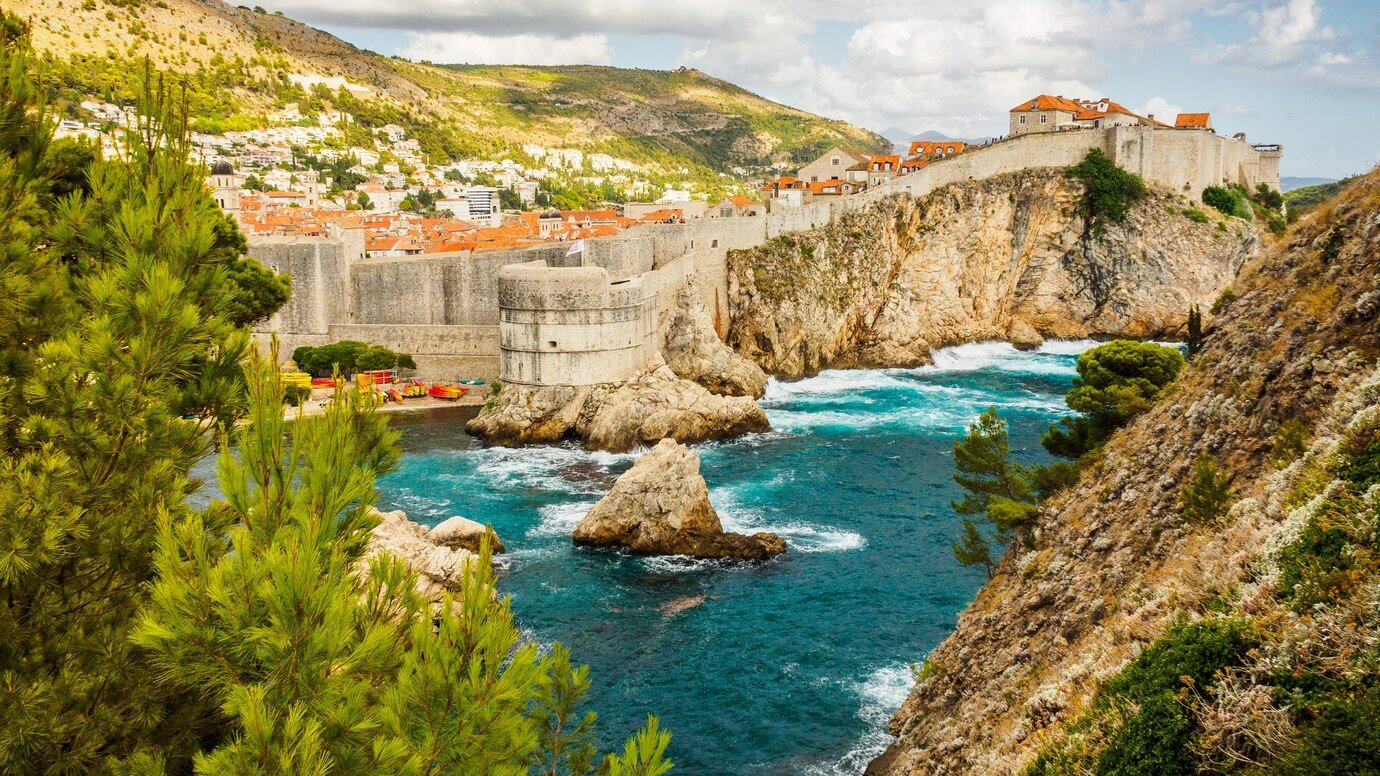 beautiful-scenery-juego-de-tronos-dubrovnik-croatia-daytime_181624-43476