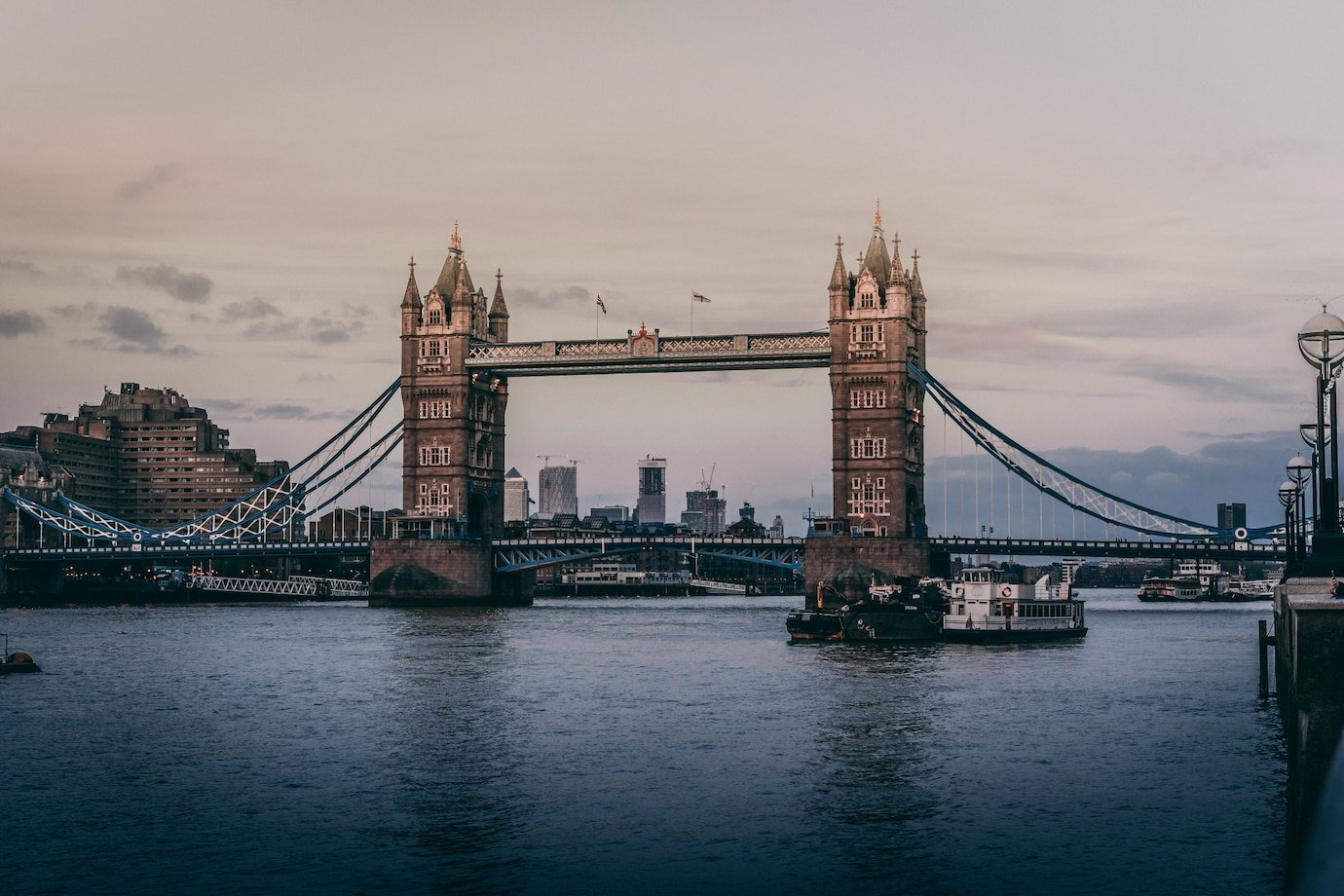 beautiful-shot-tower-bridge-london_181624-833