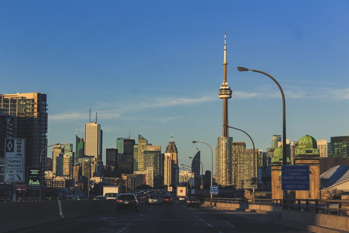 highway-view-toronto-city_1353-45