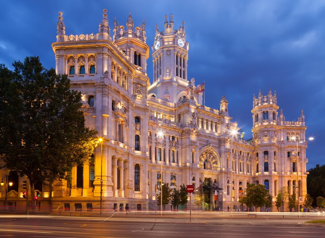 palace-communication-summer-dusk-madrid_1398-2169